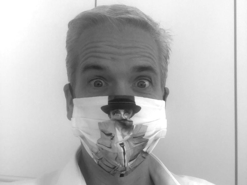 Markus Eisenbeis mit Beuys Maske Kopie